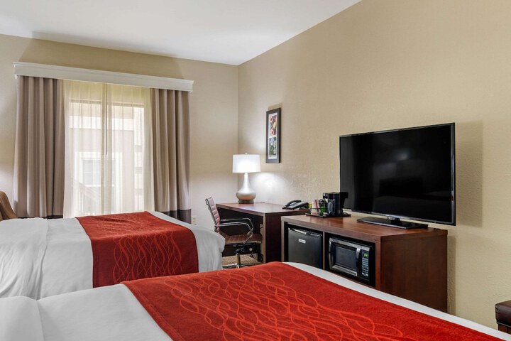 2 Queen Beds (2 of 5)