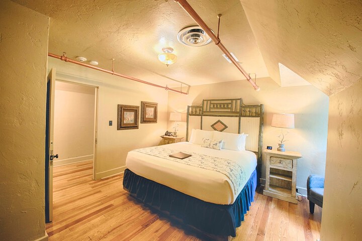 Room 102 of 243