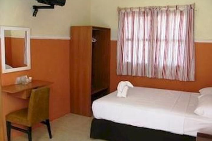 Room 7 of 18