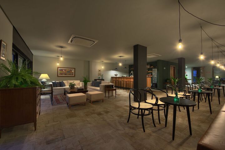 Lounge 38 of 56