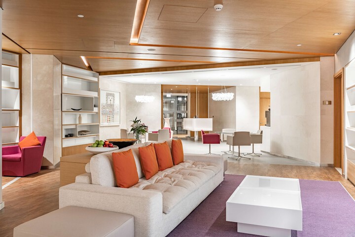 Lounge 104 of 128