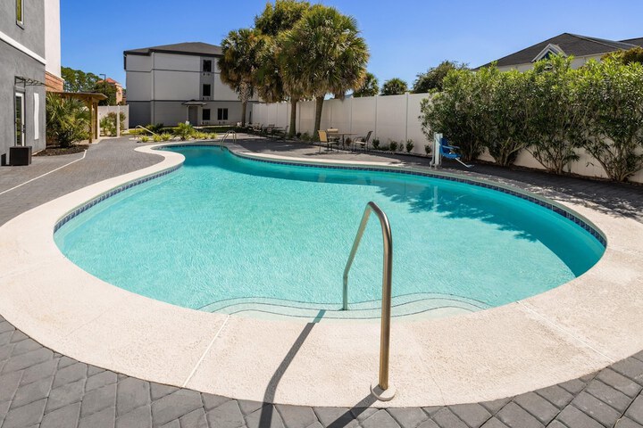 Hotel Pool