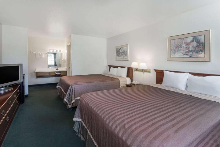1 King Bed (4 of 7)