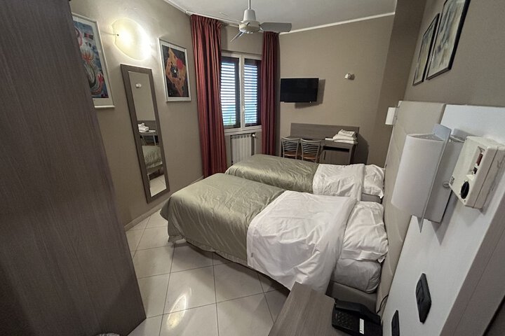 Room 6 of 37