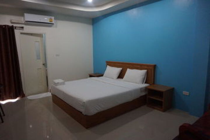 Room 9 of 18
