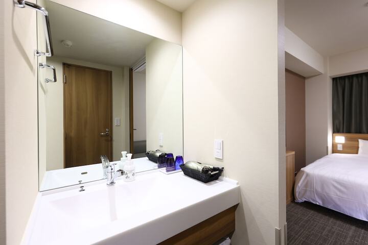 Room 10 of 103