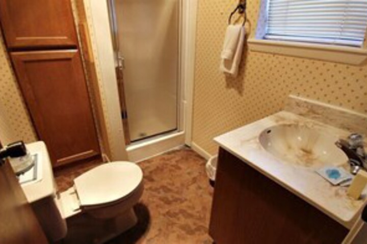 Room 8 of 18