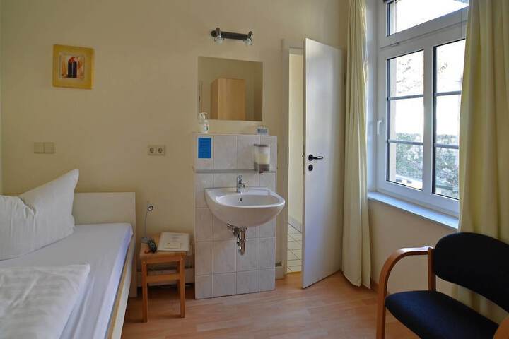 Room 18 of 33