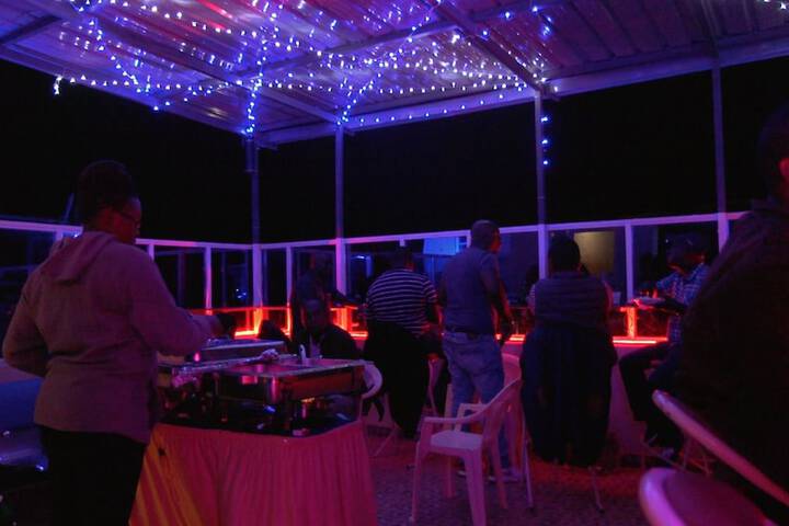 Lounge 23 of 34