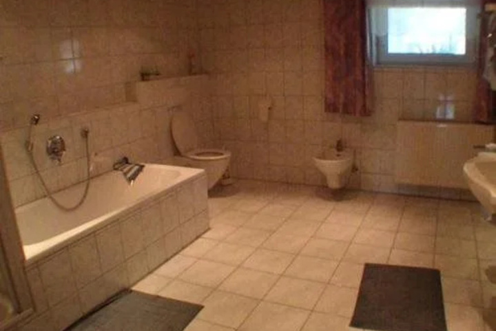 Room 6 of 13