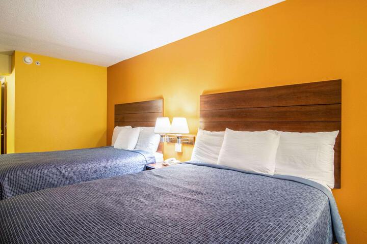 2 Queen Beds (3 of 8)