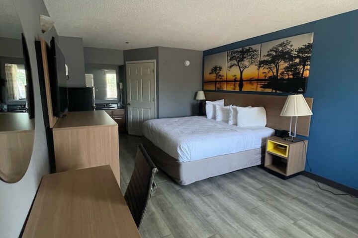 1 King Bed Mobility Accessible (3 of 5)