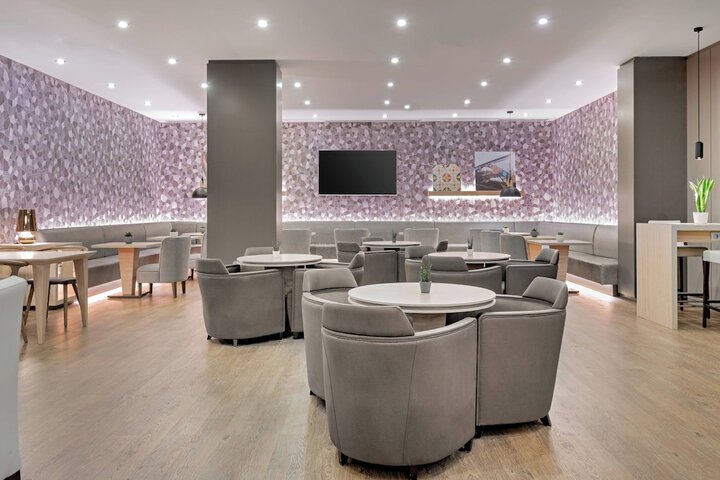 Lounge 41 of 50