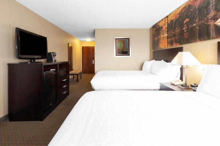 1 Queen Bed Mobility Accessible Deluxe Room (11 of 16)