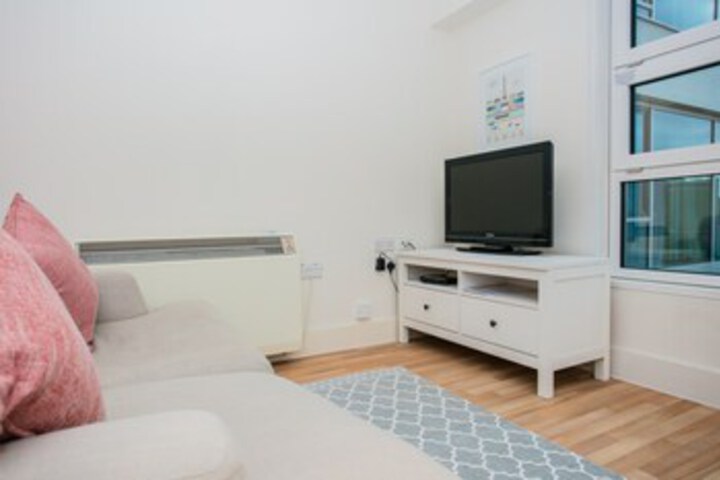 Room 5 of 12