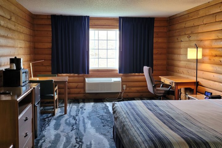 1 King Bed Accessible (25 of 28)