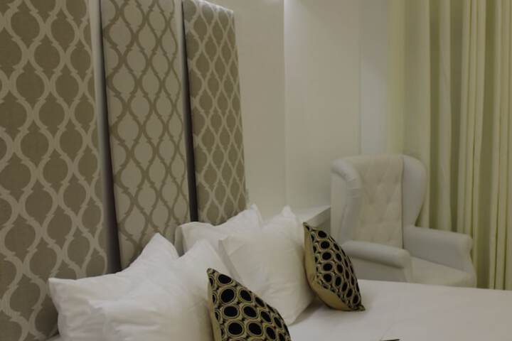 Room 8 of 33