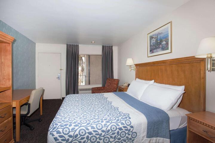 2 Queen Beds (9 of 9)