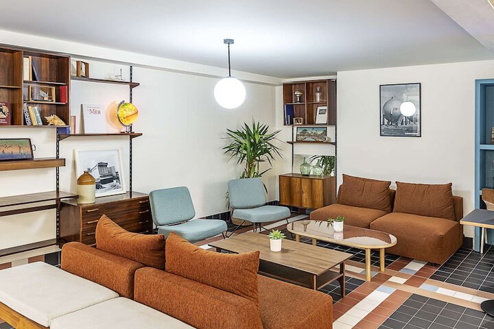 Lounge 49 of 58