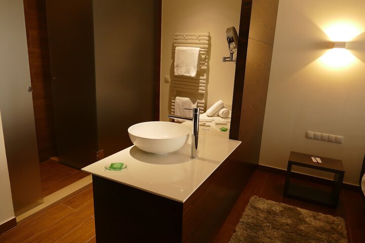 Room 33 of 64