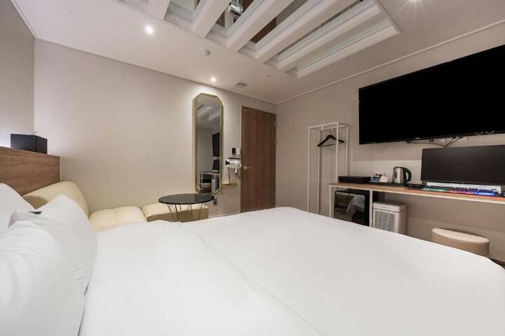 Room 11 of 26