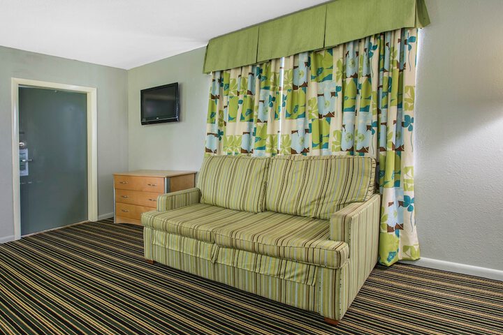 1 King Bed (10 of 24)