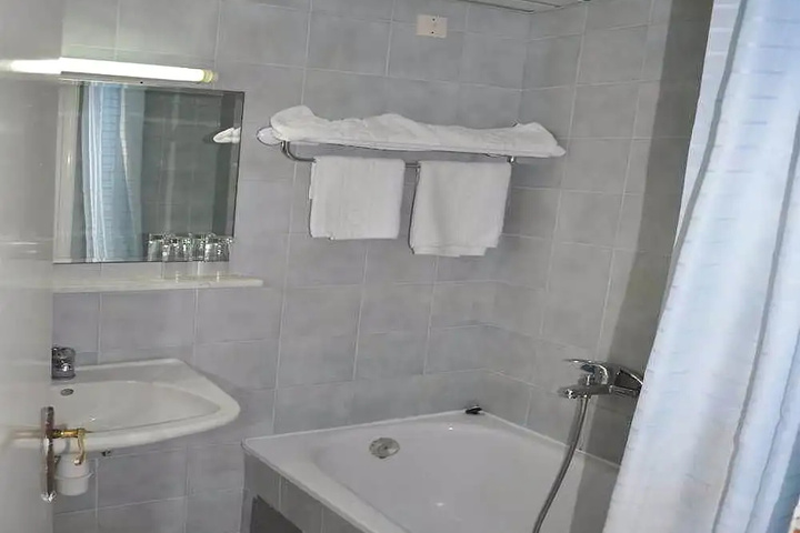 Room 4 of 9