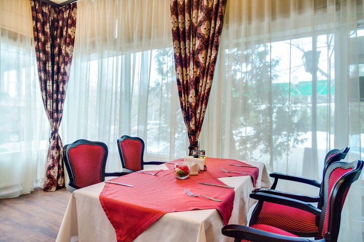 Dining 35 of 47
