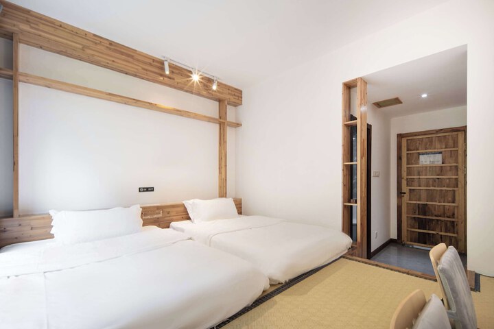 Room 6 of 170