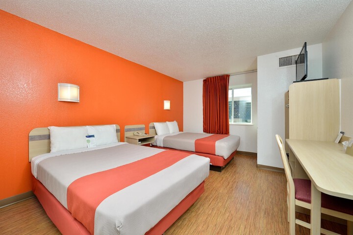 2 Double Beds (3 of 5)