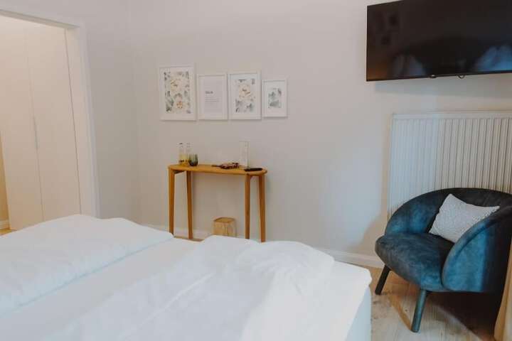 Room 2 of 33