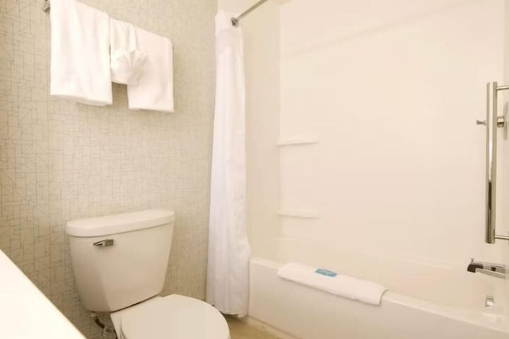 Room 10 of 32