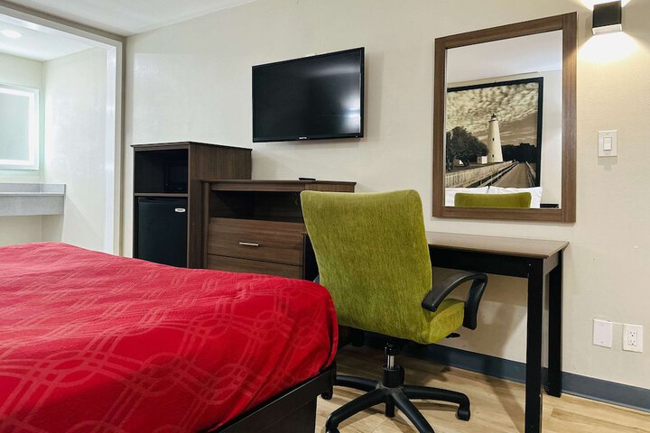 1 King Bed (3 of 22)