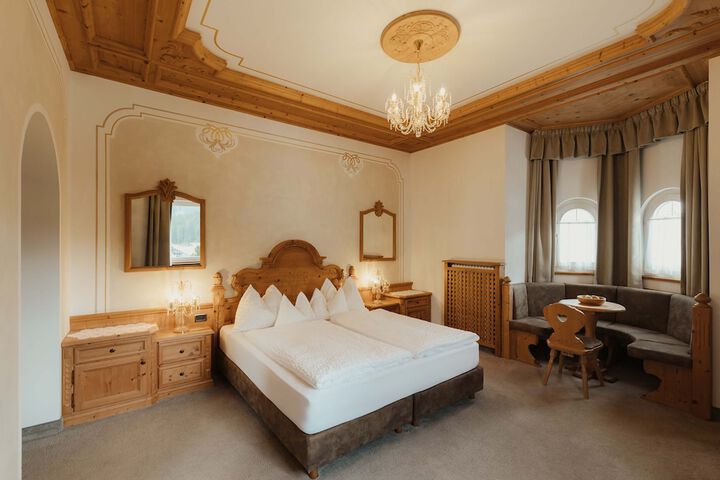 Room 9 of 28