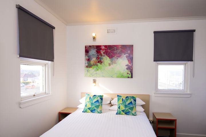 Room 2 of 28