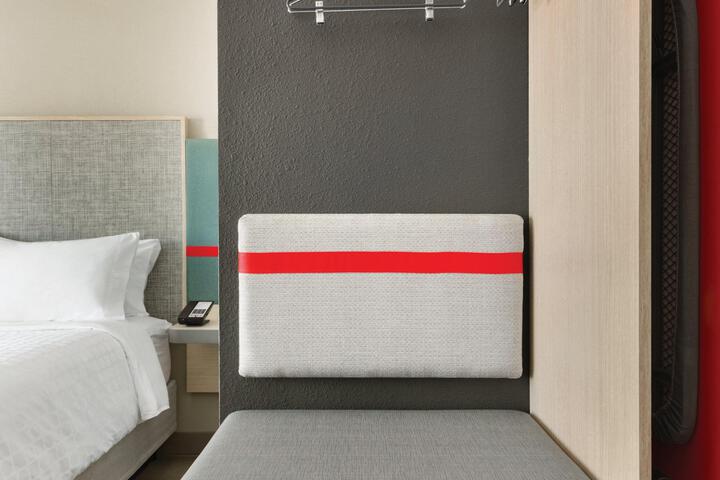 1 Queen Bed (9 of 11)