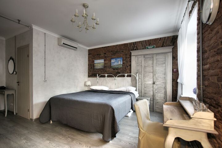 Room 10 of 32