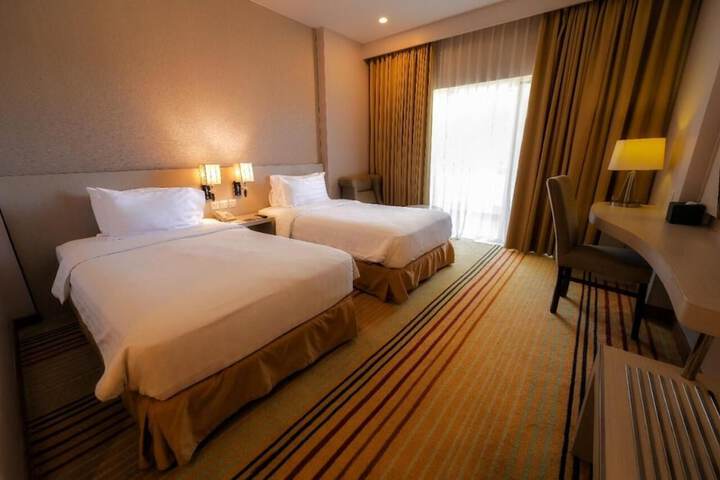 Room 6 of 33