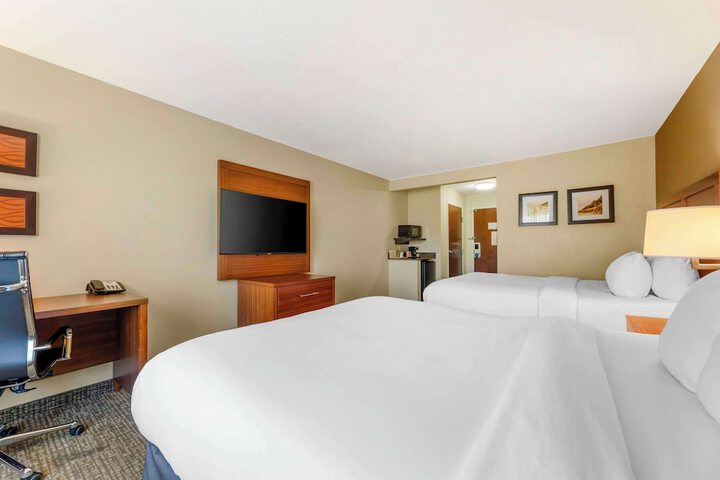2 Queen Beds (2 of 3)