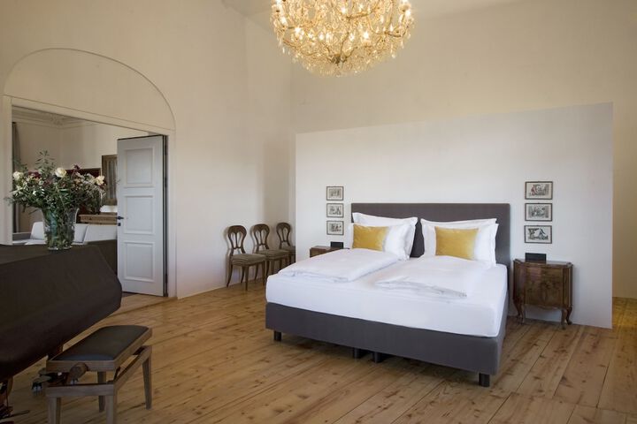 Room 2 of 43