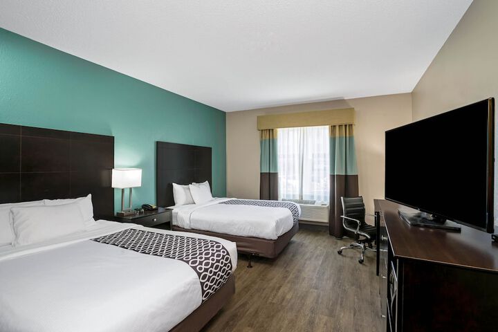 1 Queen Bed (2 of 6)