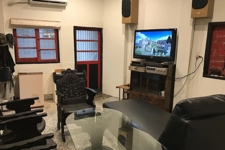 Room 6 of 12