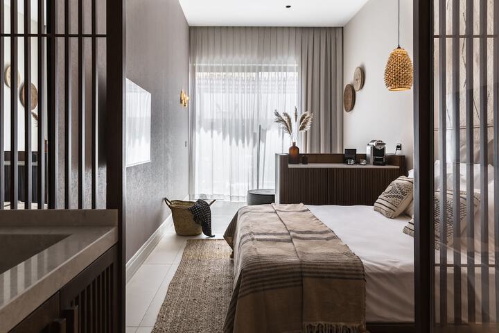 Room 9 of 28