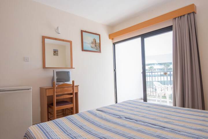 Room 2 of 68