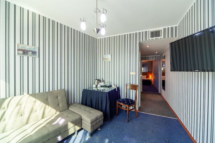 Room 6 of 15