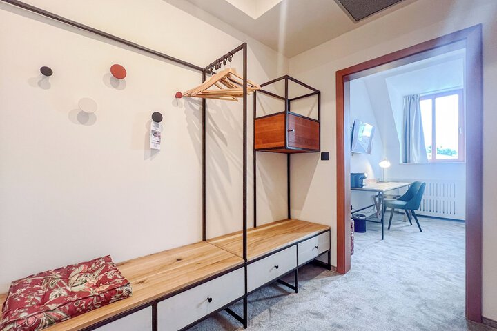 Room 25 of 77