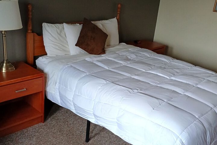 Comfort Room 1 Queen Bed (1 of 12)