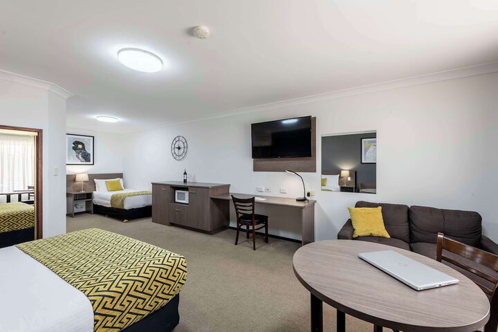 Room 32 of 76
