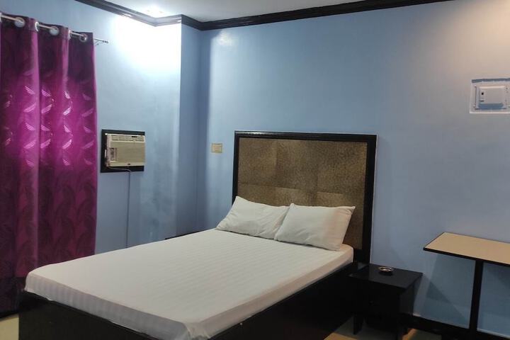 Room 6 of 10