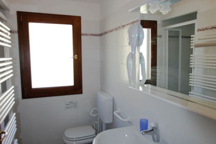 Room 10 of 33